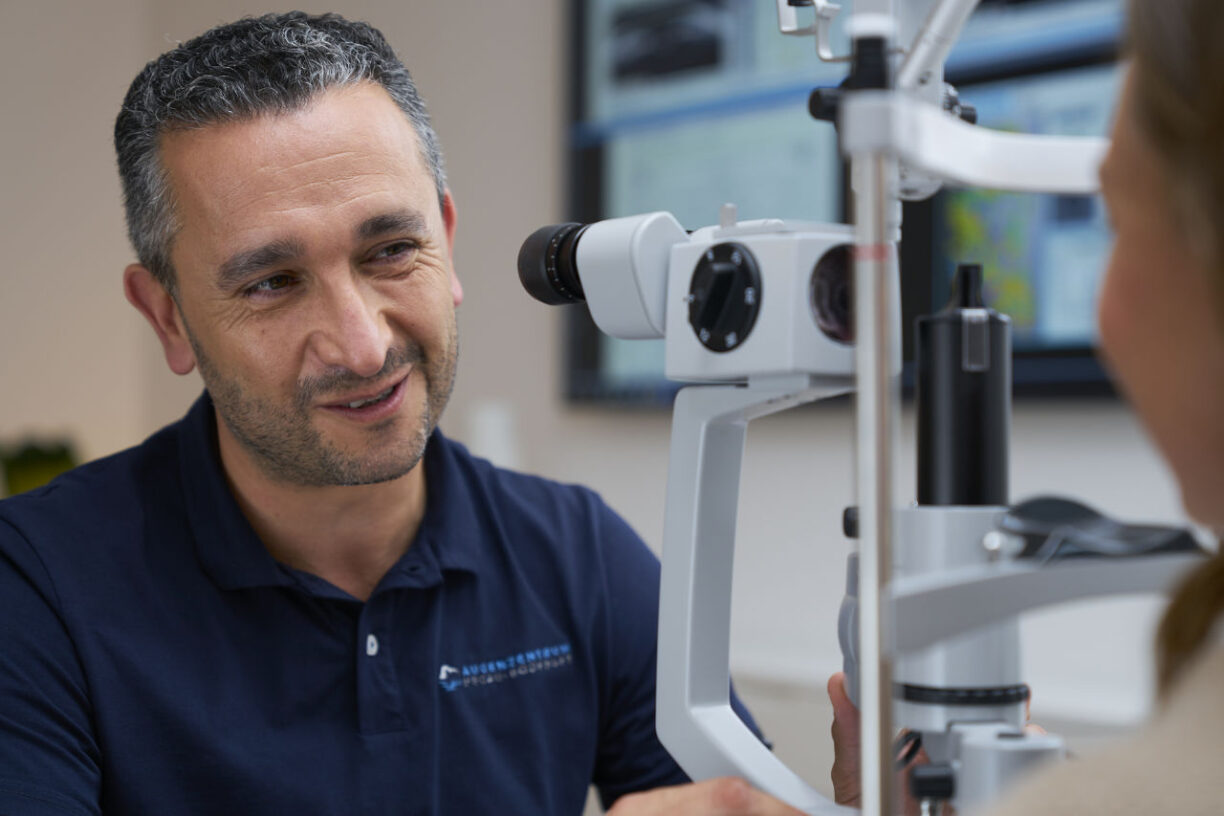 Augenarzt Dr. med. Ilkhani bei einer Augenuntersuchung in Konstanz